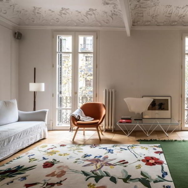 ruang tamu lesehan dengan warna cat yang minimalis