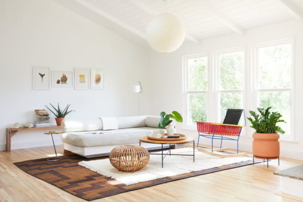 pilih warna cat dinding dengan furniture yang bagus - ruang tamu aesthetic