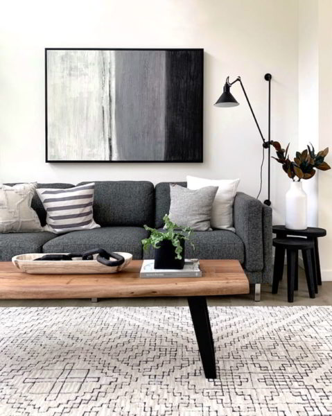 bantal-bantal kecil di sofa bisa menjadi pilihan terbaik - ruang tamu minimalis 3x3