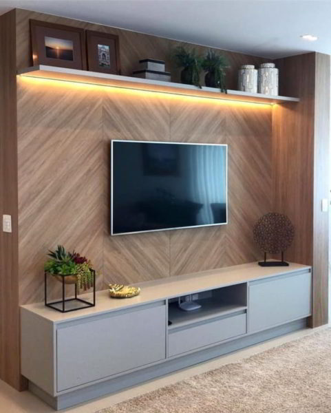 berikan kombinasi antara warna cat dinding dengan furniture yang pas - ruang tv minimalis kecil