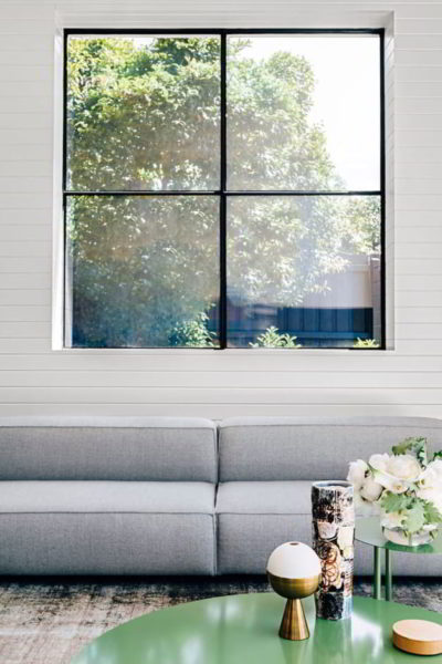 desain ruang tamu minimalis dengan sofa yang empuk