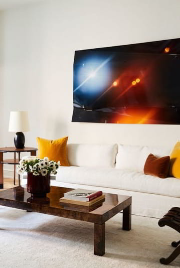 desain ruang tamu minimalis di tambahkan lukisan atau foto di dinding