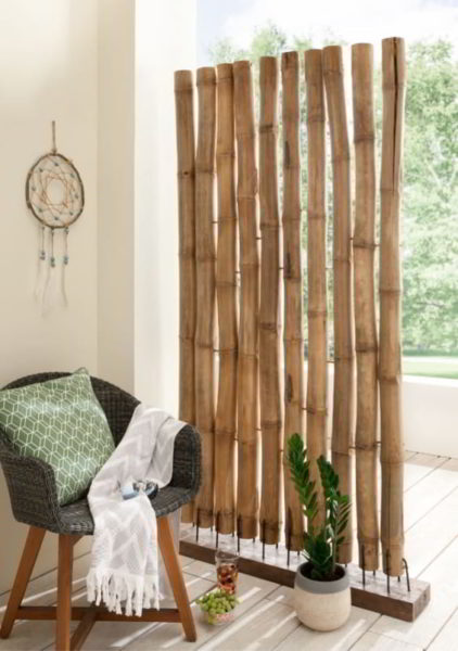 sekat ruang tamunya menggunakan material bambu yang natural - sekat ruang tamu kecil